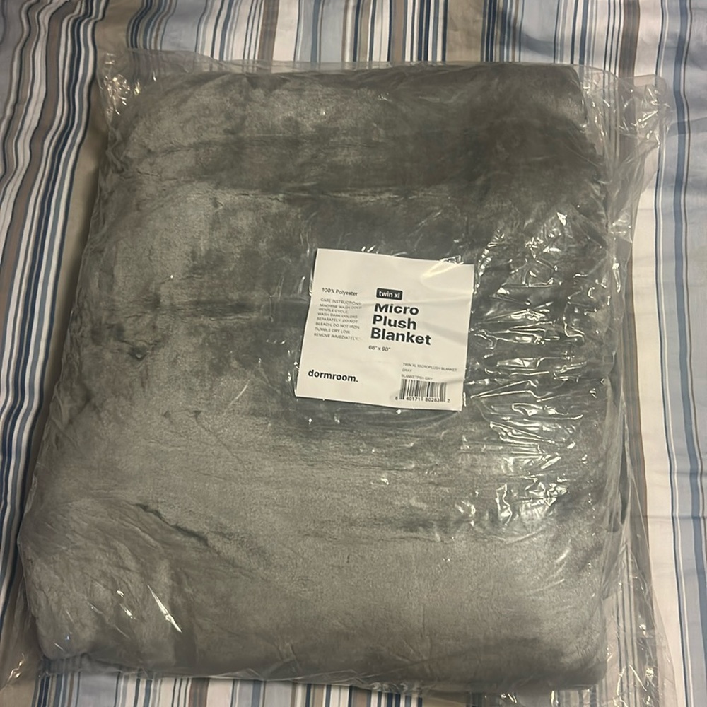 New in plastic! Twin XL micro plush blanket.